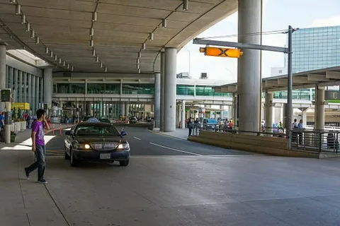 Toronto Pearson Airport to Downtown Toronto Limo: Flat Rate, Timing & What to Expect